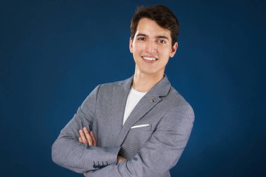 Çapraz silah ile gülümseyen latin adam