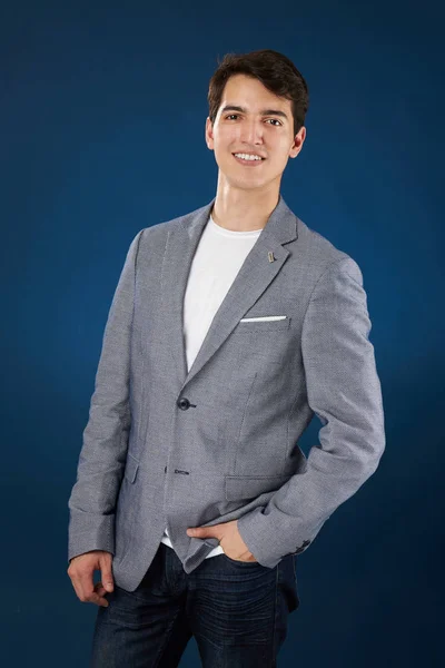 Joven con la mano en el bolsillo de jeans — Foto de Stock