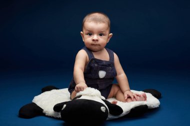 Bir erkek ciddi bebek