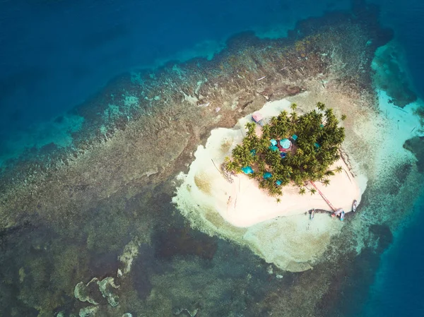 Coral Island Karayipler Mavi Deniz Suyu Içinde — Stok fotoğraf