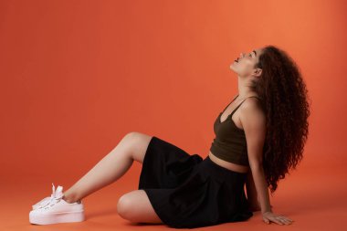 Genç bayan yukarı bakıyor.