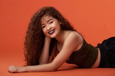 diş teli ile gülümseyen kız