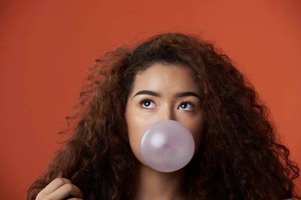 Portrait of teenager girl with bubble gum — Stock Photo, Image