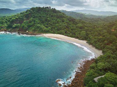 Lagün plaj mavi su ile