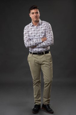 çapraz kolları olan adam