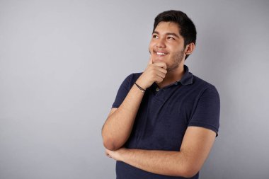 mutlu gülümseyen genç adam