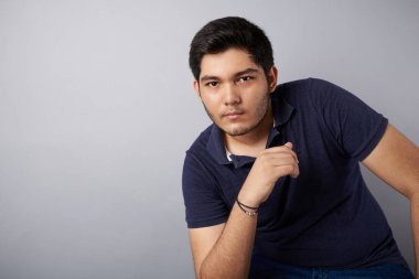 Yakışıklı genç adam.