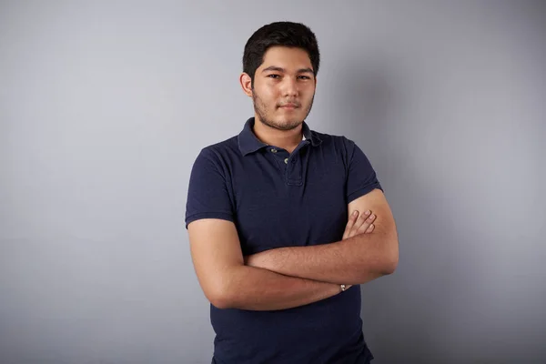 Jeune homme latino aux bras croisés — Photo