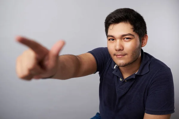 Ung man peka finger in kameran — Stockfoto