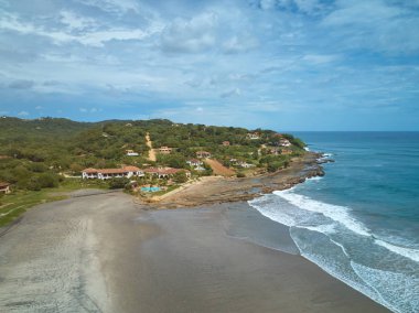 Okyanus sahil şeridi üzerinde lüks ev