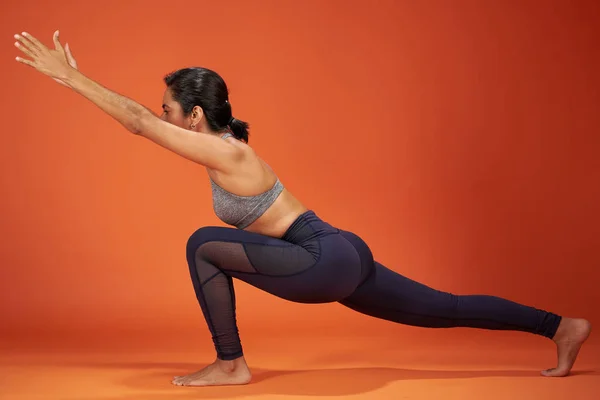 Halbmond Ausfallschritt nach vorne beugen Yoga-Pose — Stockfoto