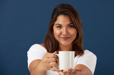 Genç kadın tutun çay bardağı