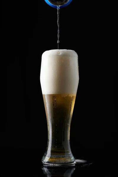 Налейте пиво в высокий стакан — стоковое фото