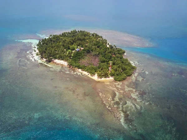 Pequeña isla de coral verde — Foto de Stock