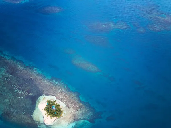 산호초와 푸른 바다 물 — 스톡 사진