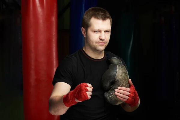 ボクシングのジムの背景に汚れた手袋で白人の男の肖像 — ストック写真