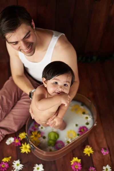 Dad washing small baby girl — Stock Photo, Image