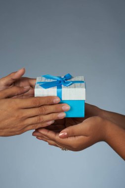 El vermek ve almak hediye kutusu