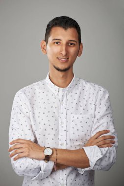 Bir gülümseyen İspanyol adam