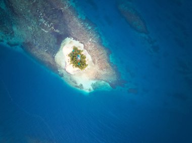 Mavi deniz suyu ile küçük bir ada