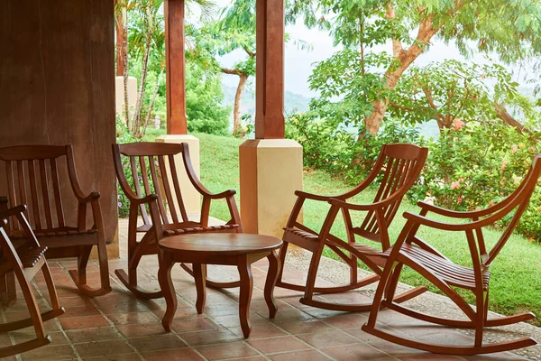 Veranda ahşap sandalye ve masa