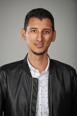 Gülümseyen Arap genç adam