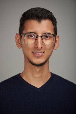 Modern gülümseyen genç adam