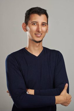 Kendine güvenen genç Arap sıska adam