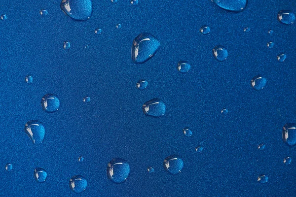 Regentropfen auf blauer Metalloberfläche — Stockfoto