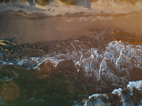 Coucher de soleil sur la plage tropicale — Photo