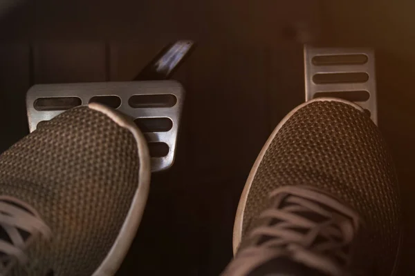 Acil fren ve gaz pedalı pedallar