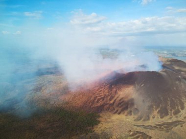 Aktif yanardağ geliyor duman bulutları