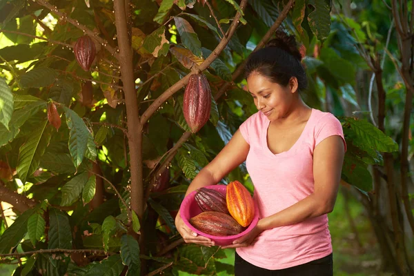 Giovane ragazza con frutti di cacao — Foto Stock