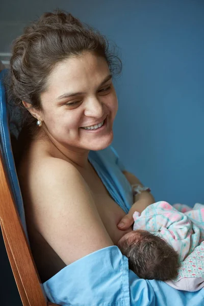 Усміхнена мати з дитиною, що годує грудьми — стокове фото