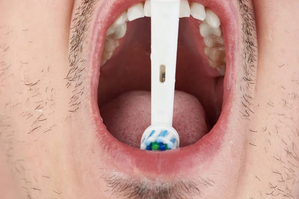 Bouche ouverte avec brosse à dents — Photo