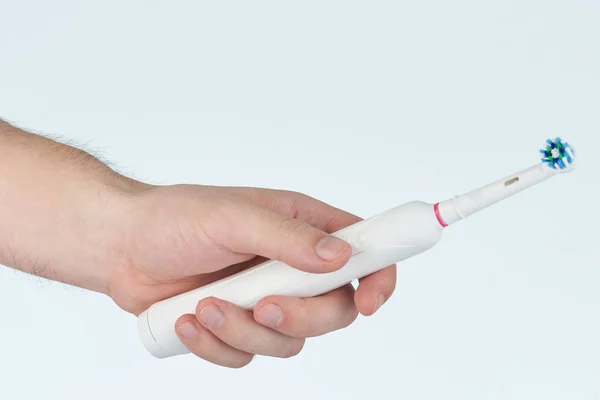 Hand houden elektrische tandenborstel — Stockfoto