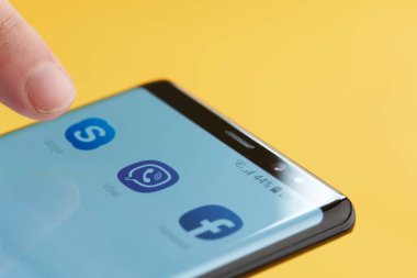 New york, Amerika Birleşik Devletleri - 3 Ekim 2018: smartphone ekran yakın sarı arka plan görünümüyle yukarı Viber simgesini