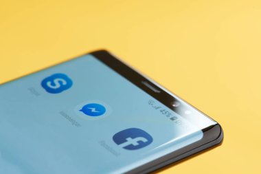 Facebook messenger simgesini app akıllı telefon ekranında