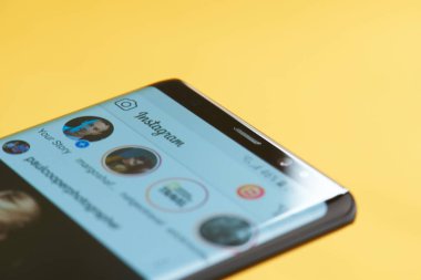 Smartphone ekran menüsünde Instagram