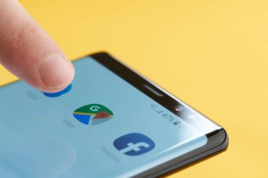 Google Haritalar smartphone ekranında başlangıç
