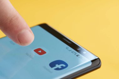 Smartphone ekranında başlangıç youtube