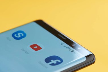 YouTube simgesi smartphone ekranında