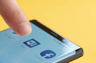 Smartphone ekranında Microsoft word başlatılıyor