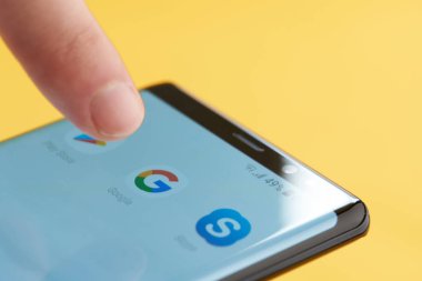 Smartphone ekranında Google hizmeti başlatılıyor