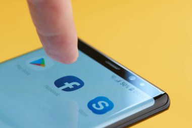Başlangıç facebook app akıllı telefon ekranında