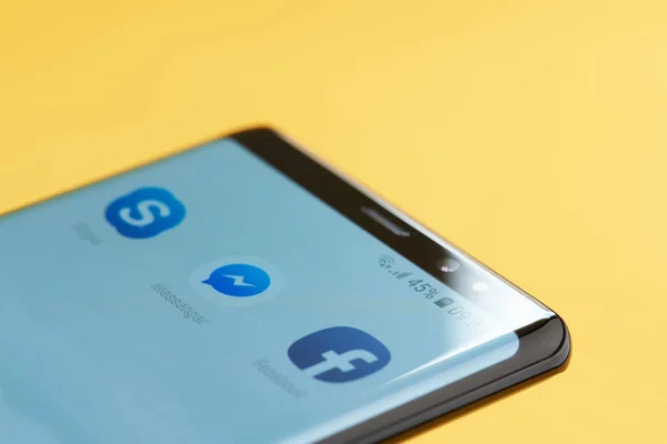 Facebook Messenger icône app sur l'écran du smartphone — Photo