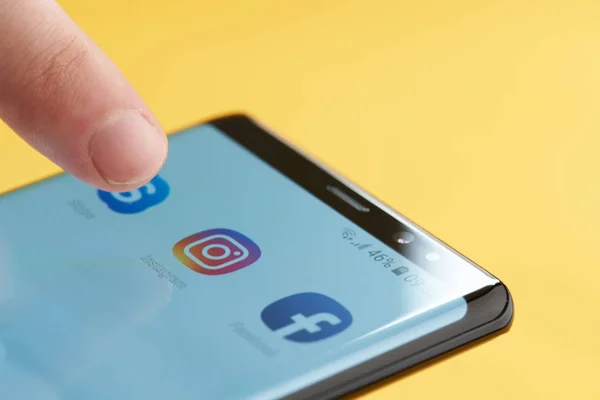 Instagram-App auf Smartphone-Bildschirm starten — Stockfoto