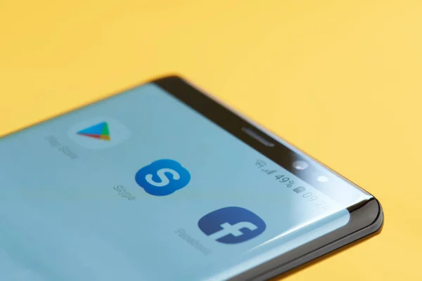 Icono de Skype en la pantalla del smartphone — Foto de Stock