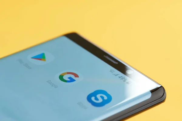 Ikon Google pada layar smartphone — Stok Foto