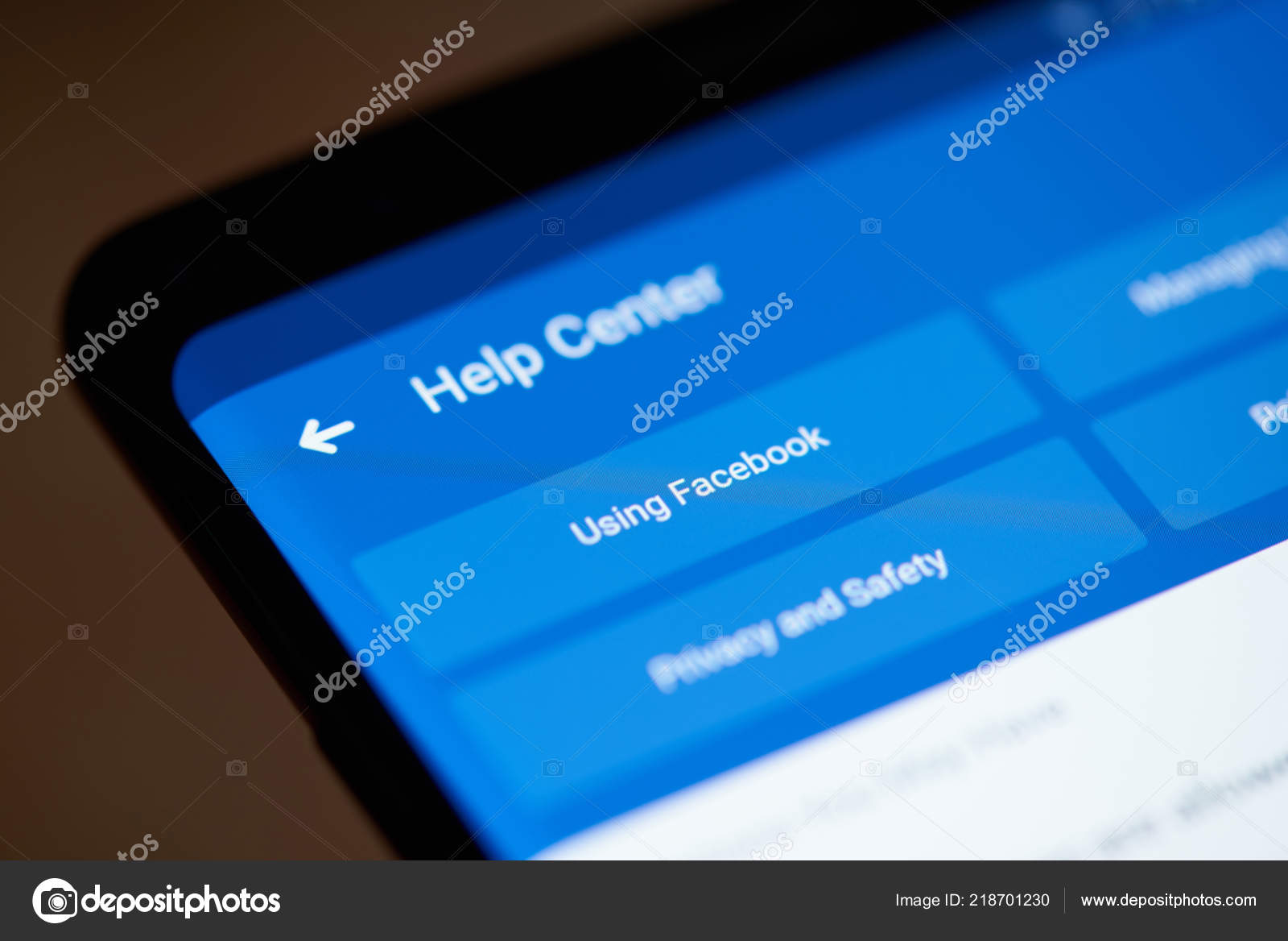 智能手机屏幕上的facebook 帮助中心 图库社论照片 C Dimarik